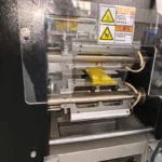 Ligne automatique d'alimentation et de disposition de barres de fromage blanc enrobées de chocolat